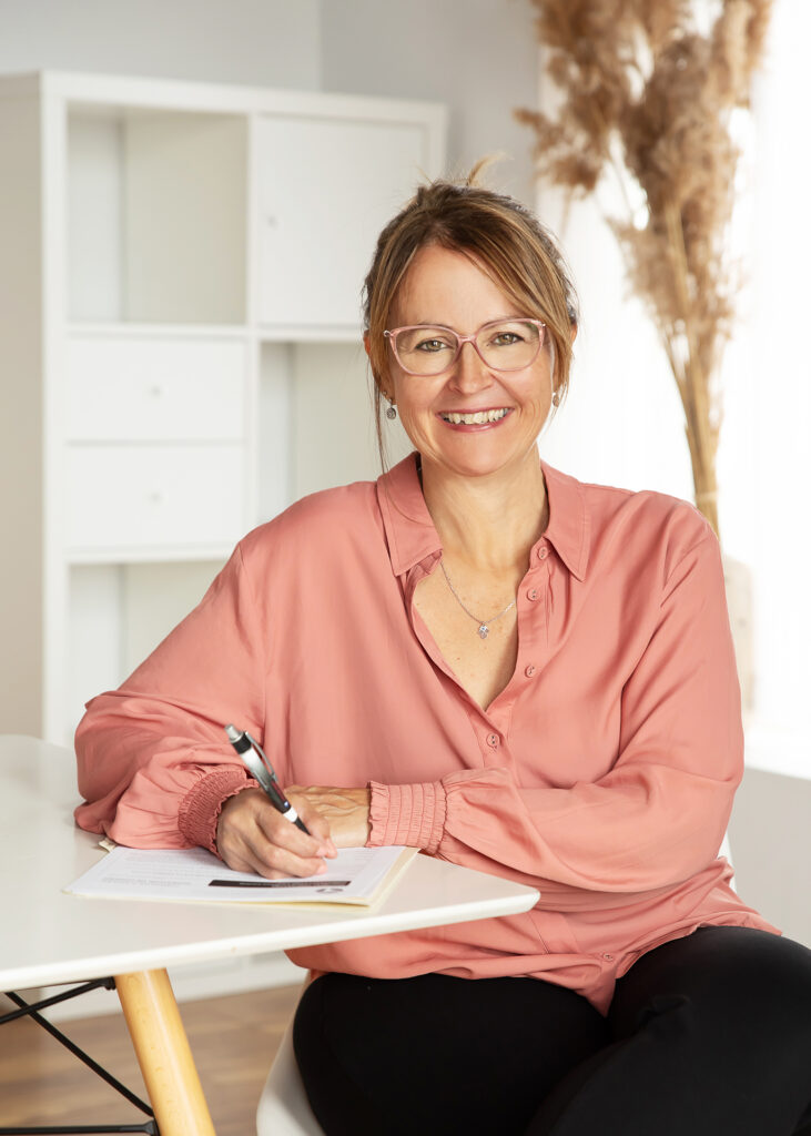 Diane est en contexte de travail dans un environnement lumineux